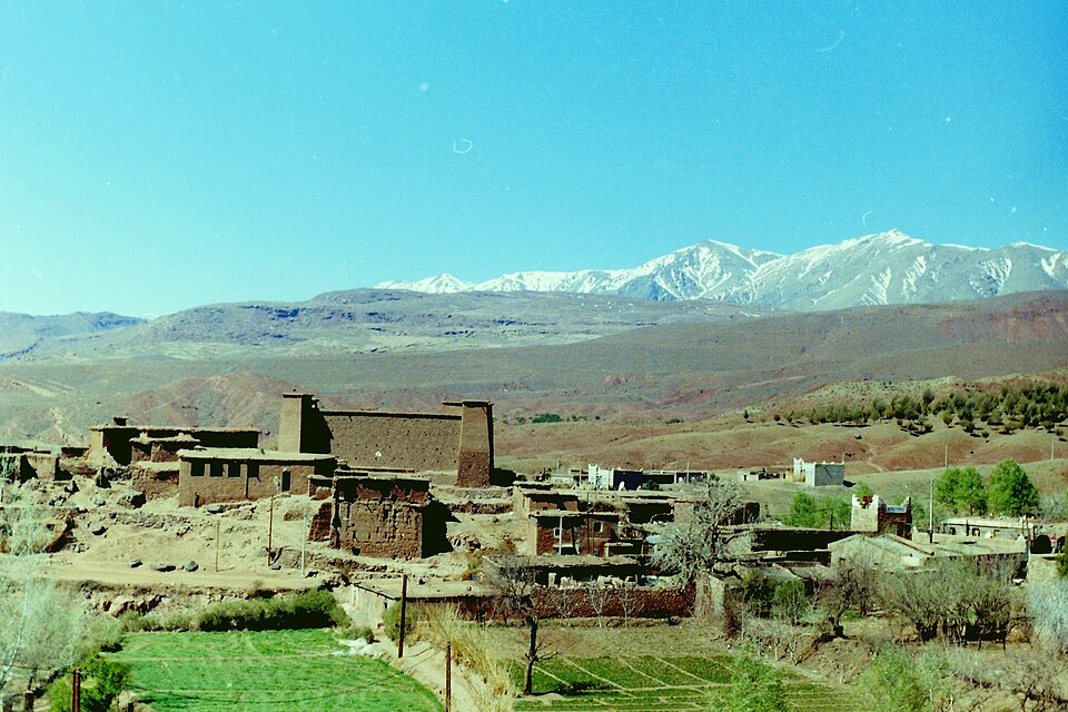 Versant rocheux des montagnes de l'Atlas marocain sous un ciel dégagé.