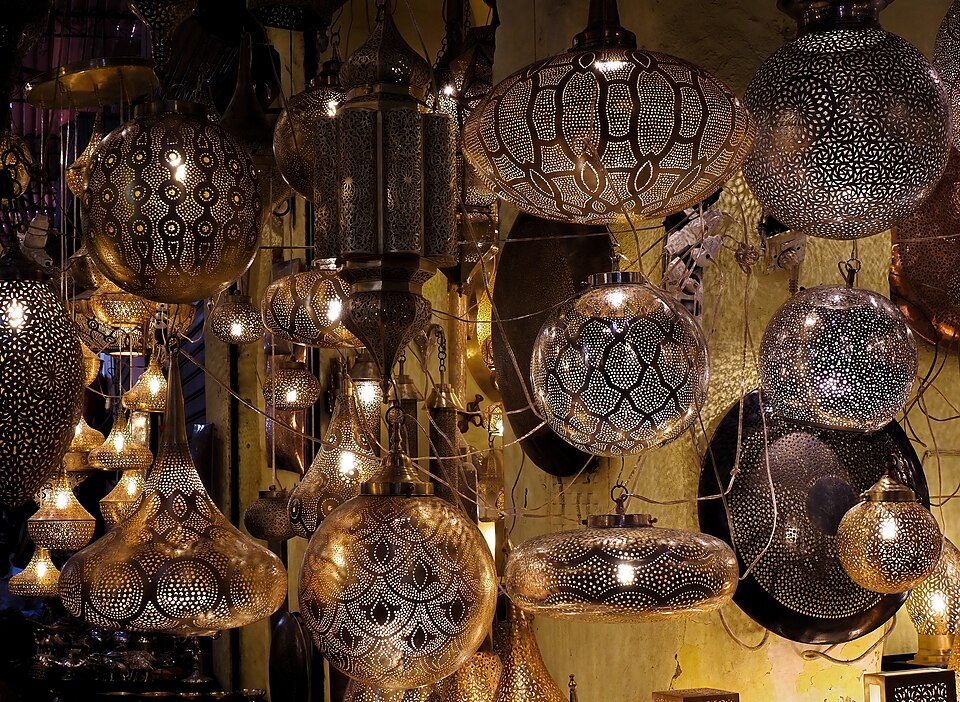 Lanternes de cuivre suspendues dans le souk Haddadine, au cœur de la médina de Marrakech.
